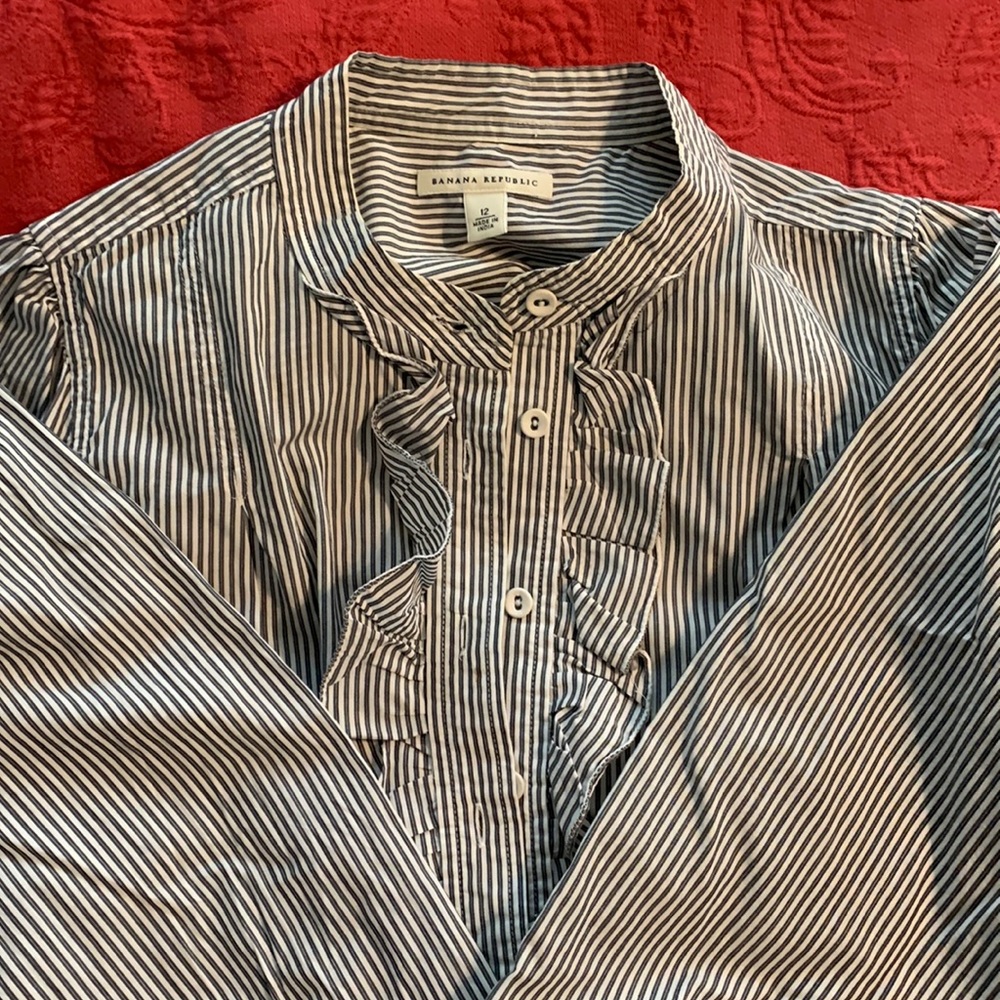 Collarless Ruffles fitted button shirt